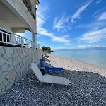 Beachfront Summer House Semesterbostad Dherveni