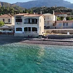 Beachfront Summer House Casa de Férias *