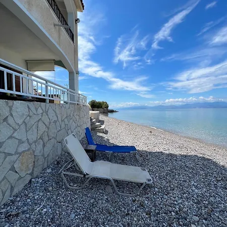 Beachfront Summer House Vakantiehuis Derveni