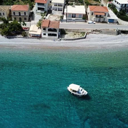 Beachfront Summer House Vakantiehuis Derveni