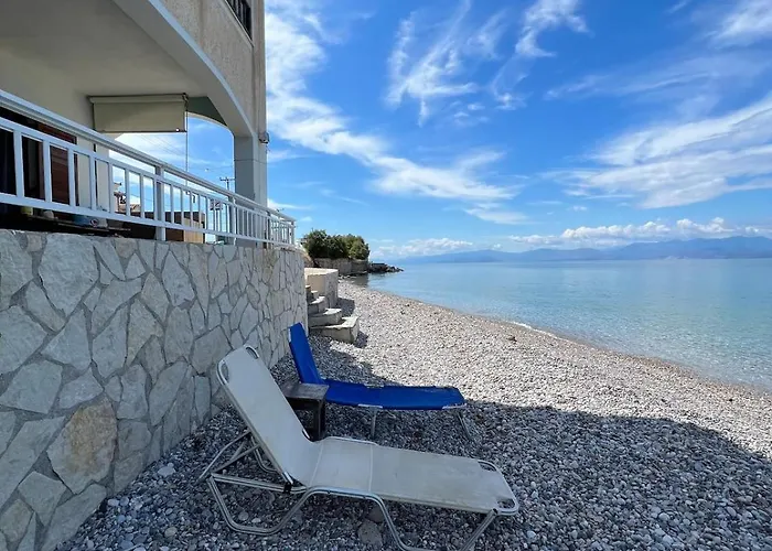 Beachfront Summer House Hébergement de vacances Derveni